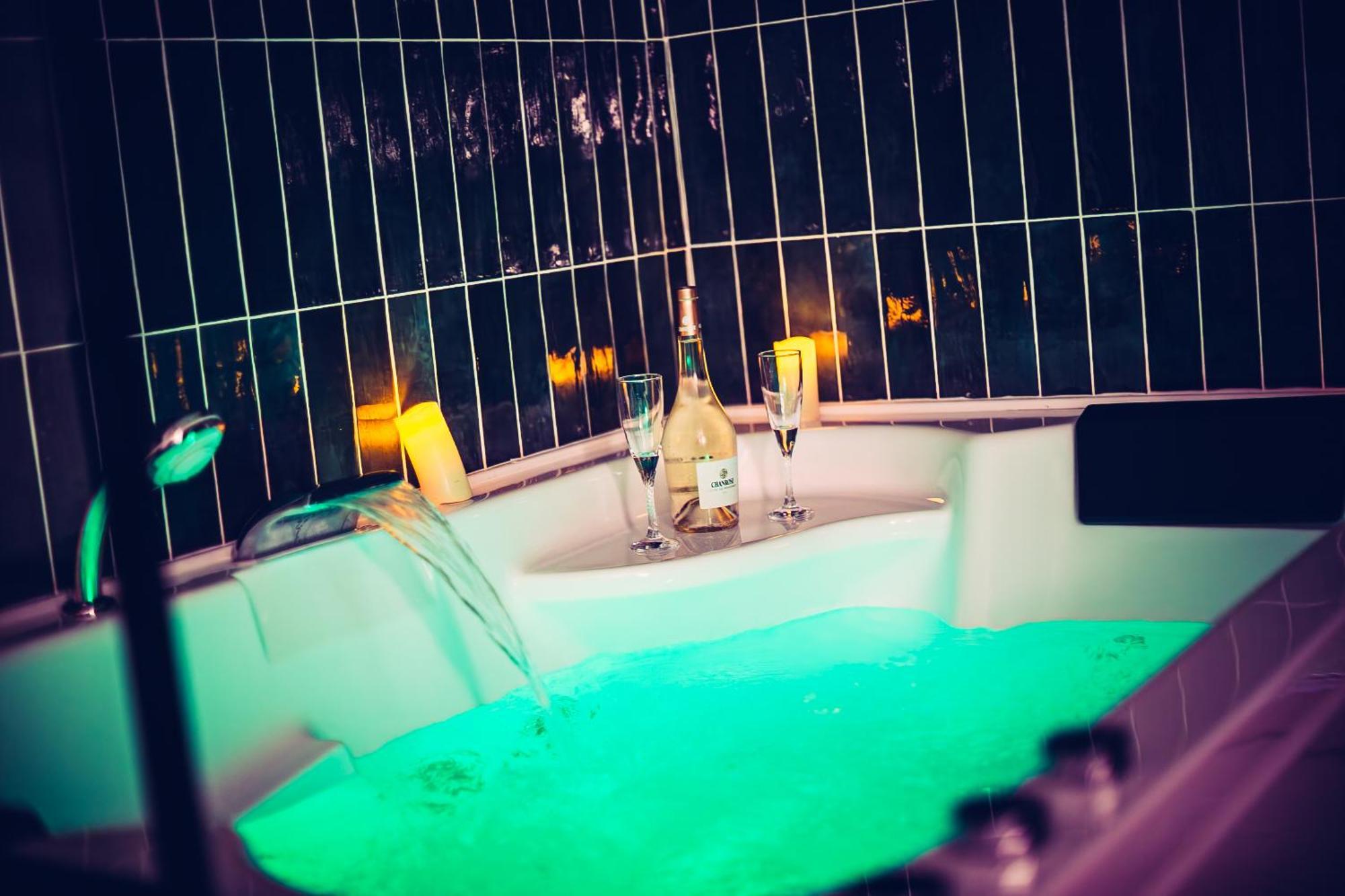 Love Room Du Mont D'Or - Baignoire Spa - Minibar Offert 马赛 外观 照片