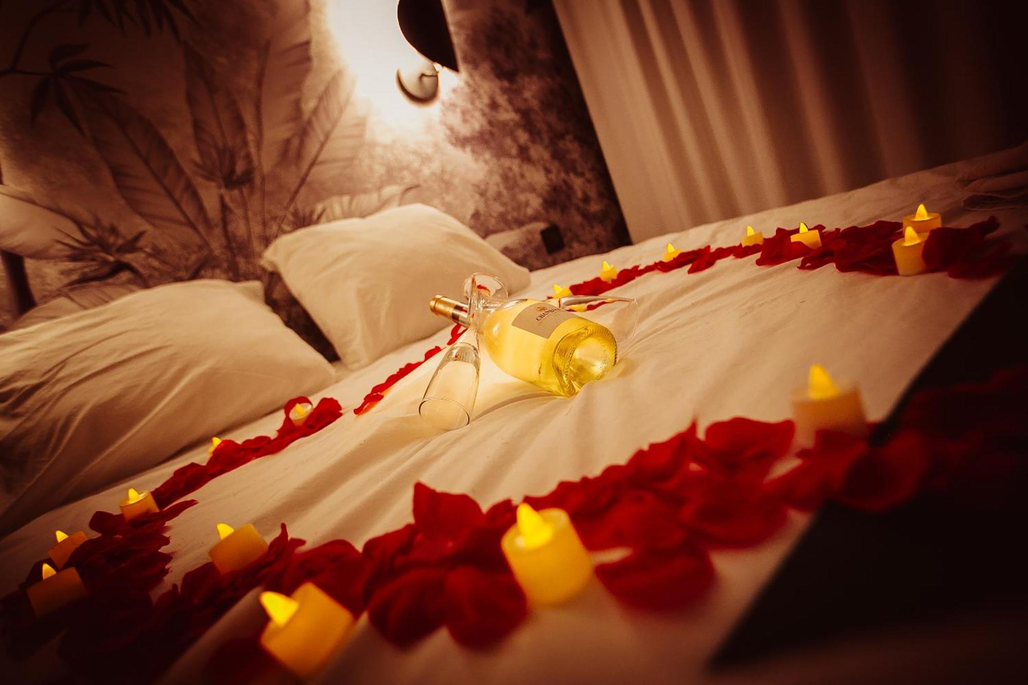 Love Room Du Mont D'Or - Baignoire Spa - Minibar Offert 马赛 外观 照片
