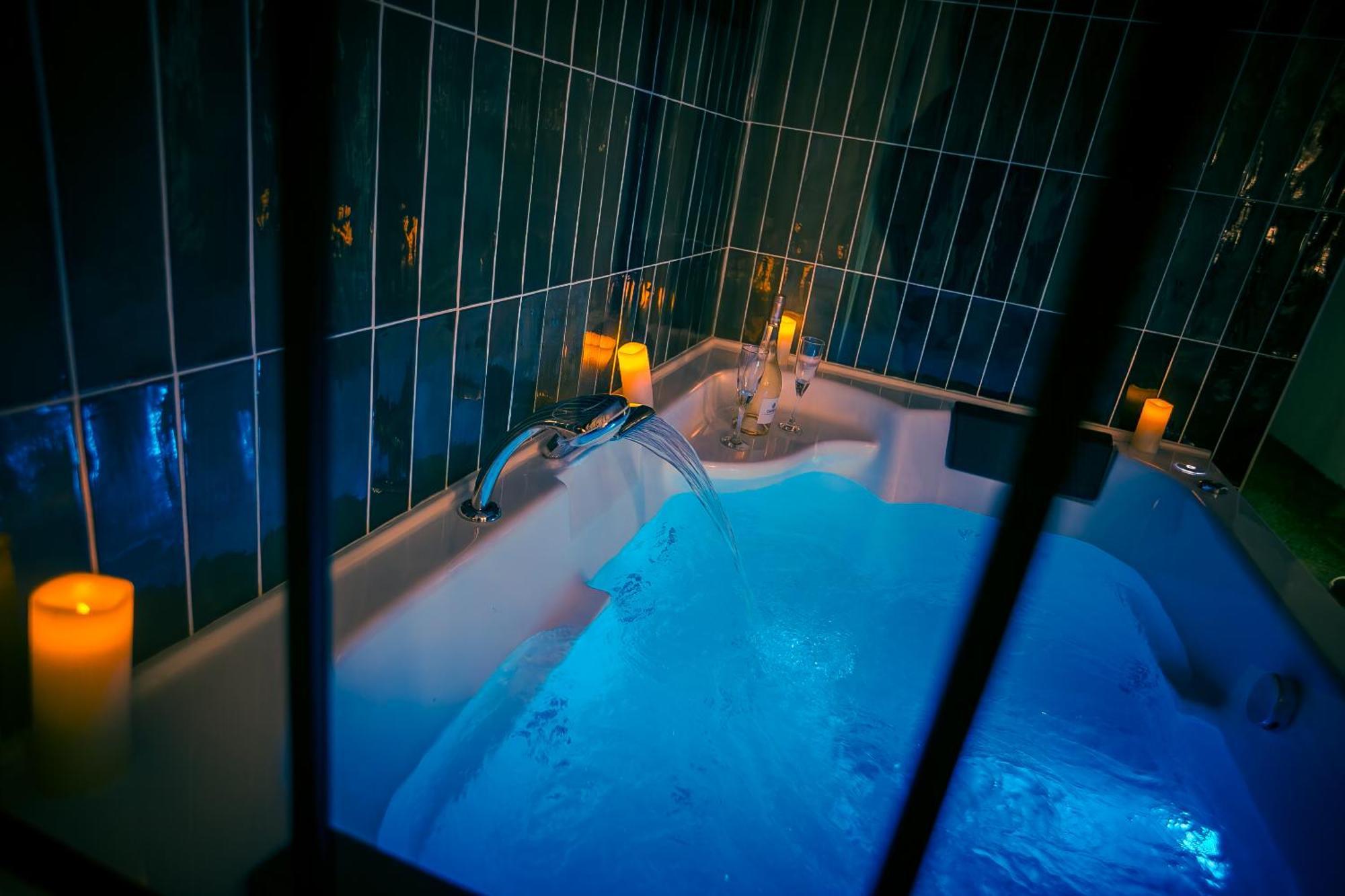 Love Room Du Mont D'Or - Baignoire Spa - Minibar Offert 马赛 外观 照片